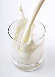 Rekordowe ceny mleka – podrożeją jogurty i sery