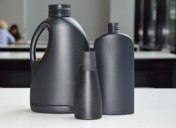 Henkel wprowadza opakowania z czarnego plastiku zdatne do recyklingu