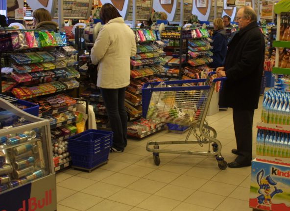Tłok w sklepie, kolejki najbardziej irytujące dla polskich konsumentów