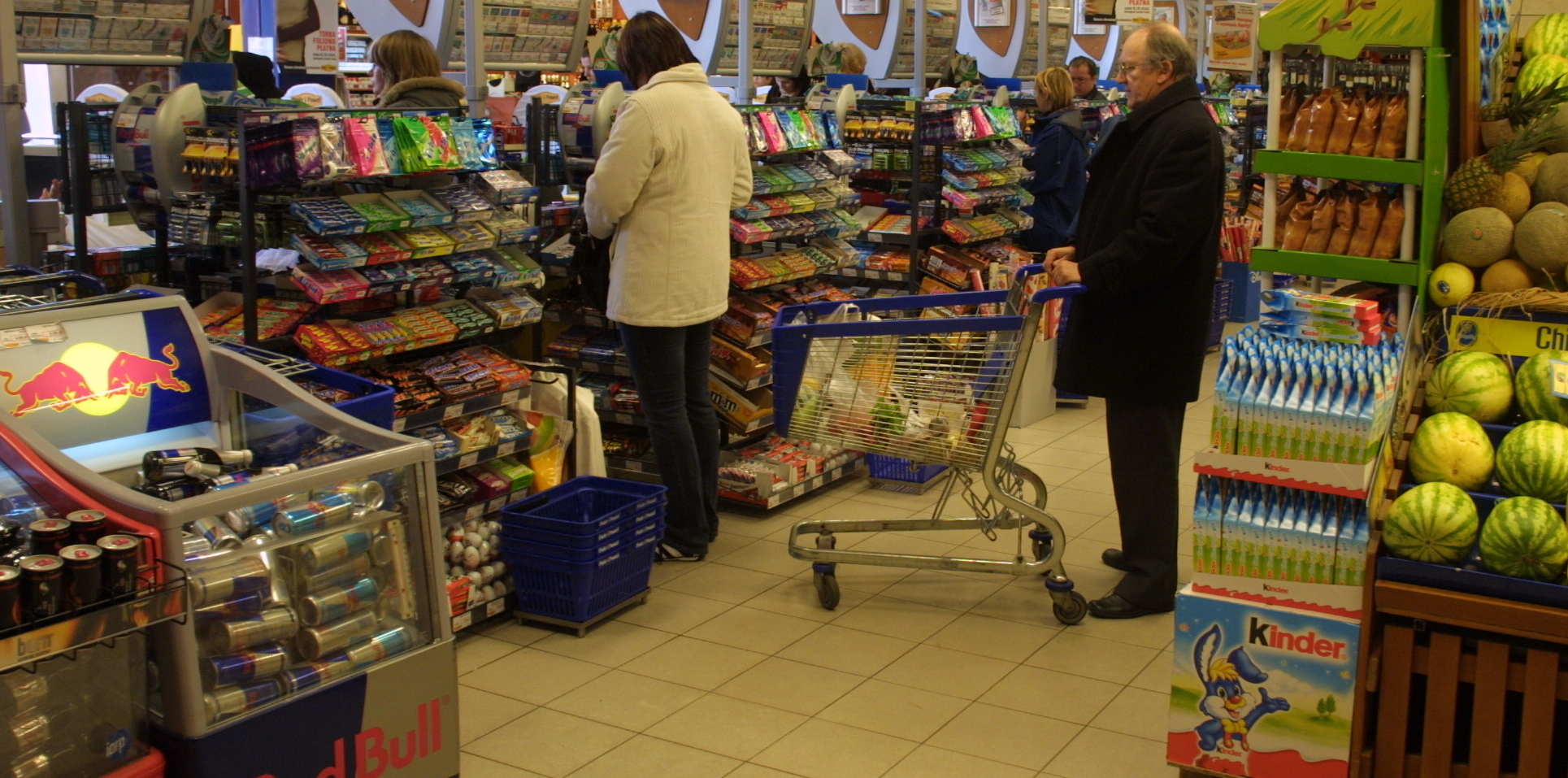 Tłok w sklepie, kolejki najbardziej irytujące dla polskich konsumentów