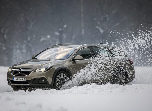 Opel radzi, jak bezpiecznie przetrwać na drogach zimą