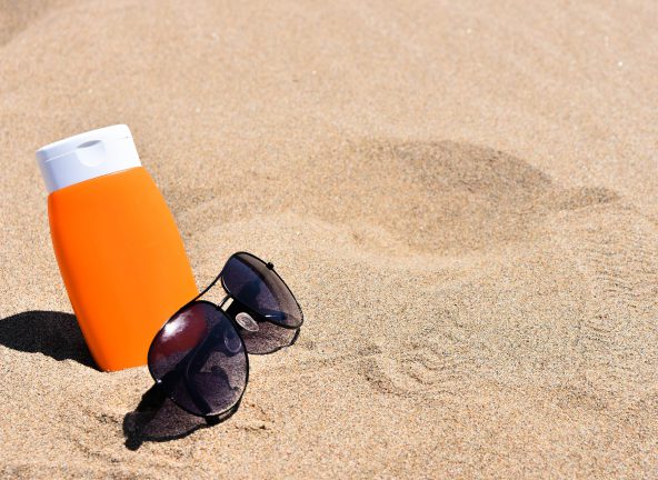 Kosmetyki na lato – aż 55% Polaków chce spędzić urlop na plaży