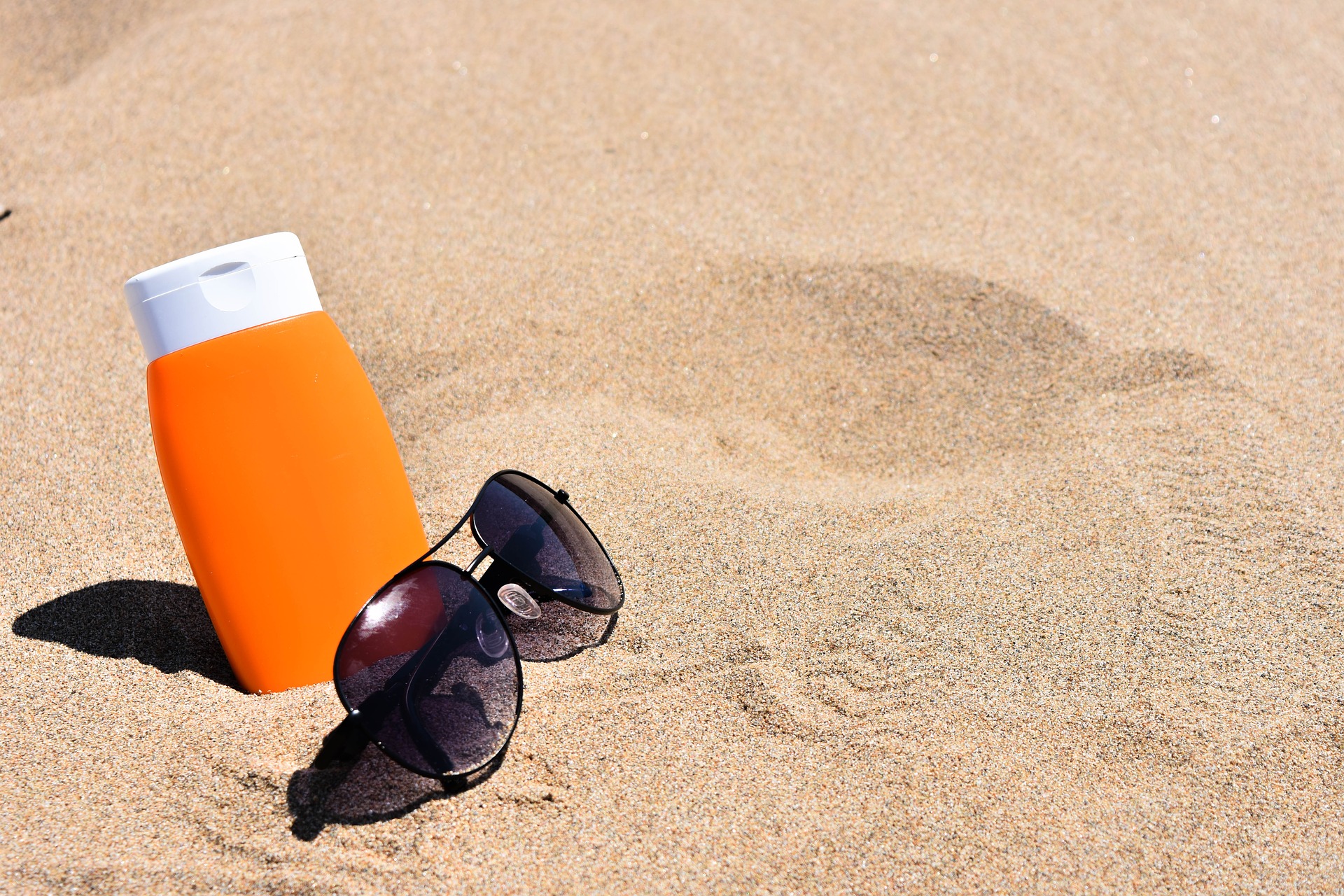 Kosmetyki na lato – aż 55% Polaków chce spędzić urlop na plaży