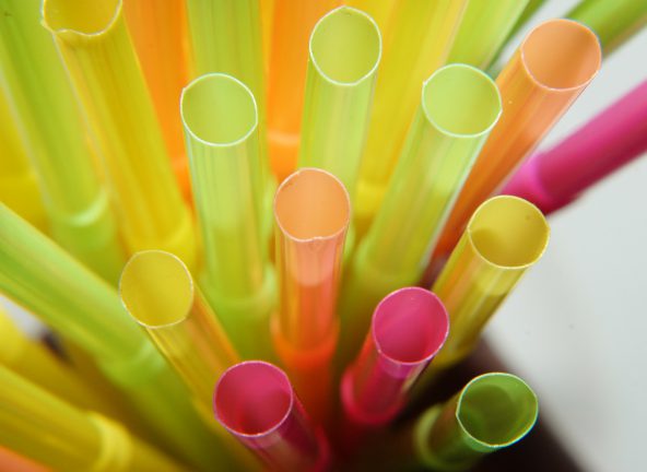 UE walczy z plastikiem – słomki do napojów znikną?