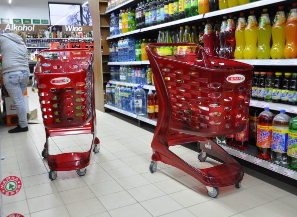 Funkcjonalny i elegancki wózek sklepowy przyciąga konsumentów