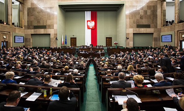 Po protestach handlowców, coraz wyższe noty Nowoczesnej