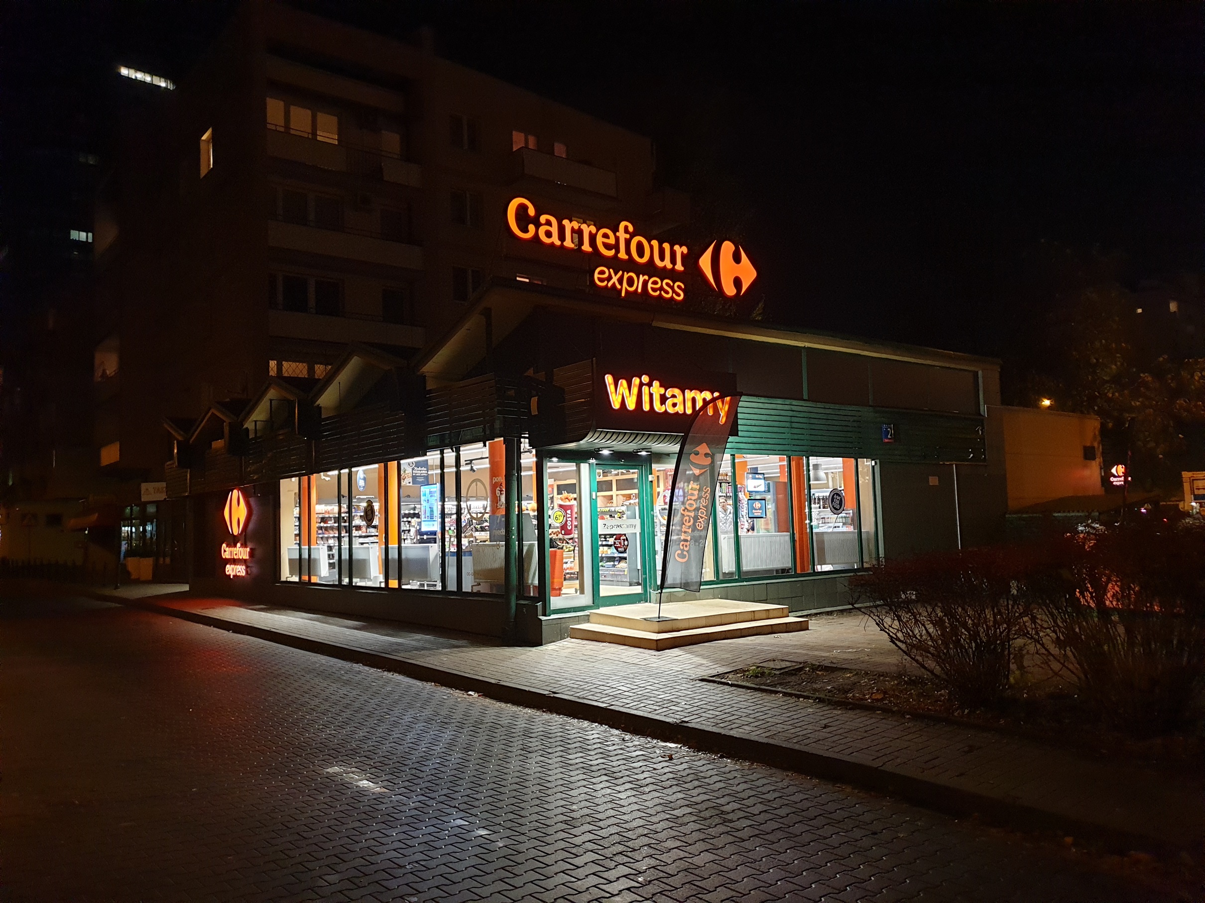 Carrefour i Glovo dowiozą zakupy w mniej niż godzinę