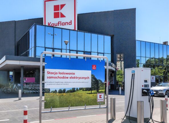 Kaufland rozwija własną sieć stacji ładowania samochodów elektrycznych