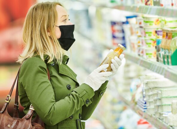 Pod wpływem pandemii konsumenci robią zakupy spożywcze rzadziej, ale większe