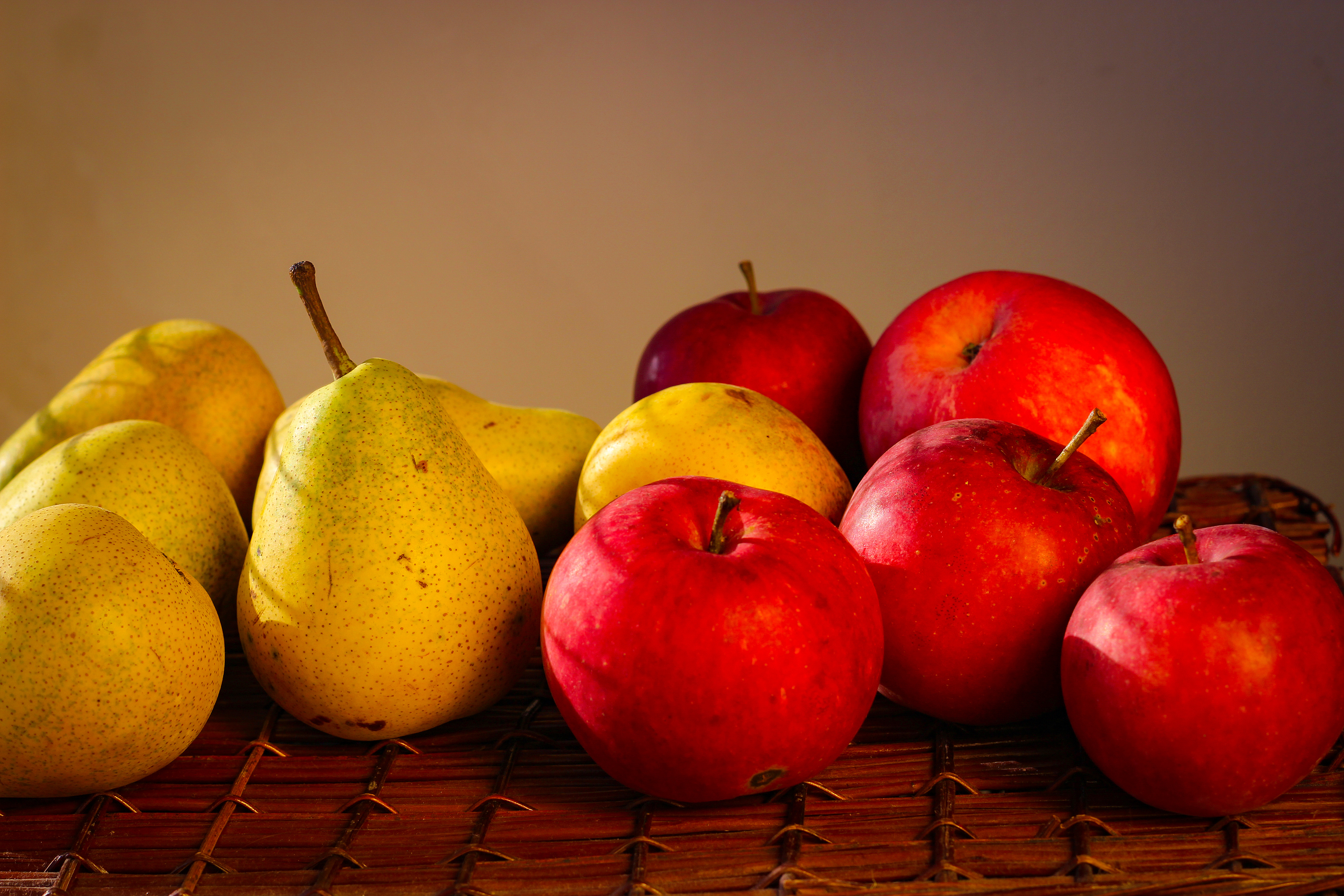 Jabłka i gruszki tańsze, cytryny i pomarańcze droższe