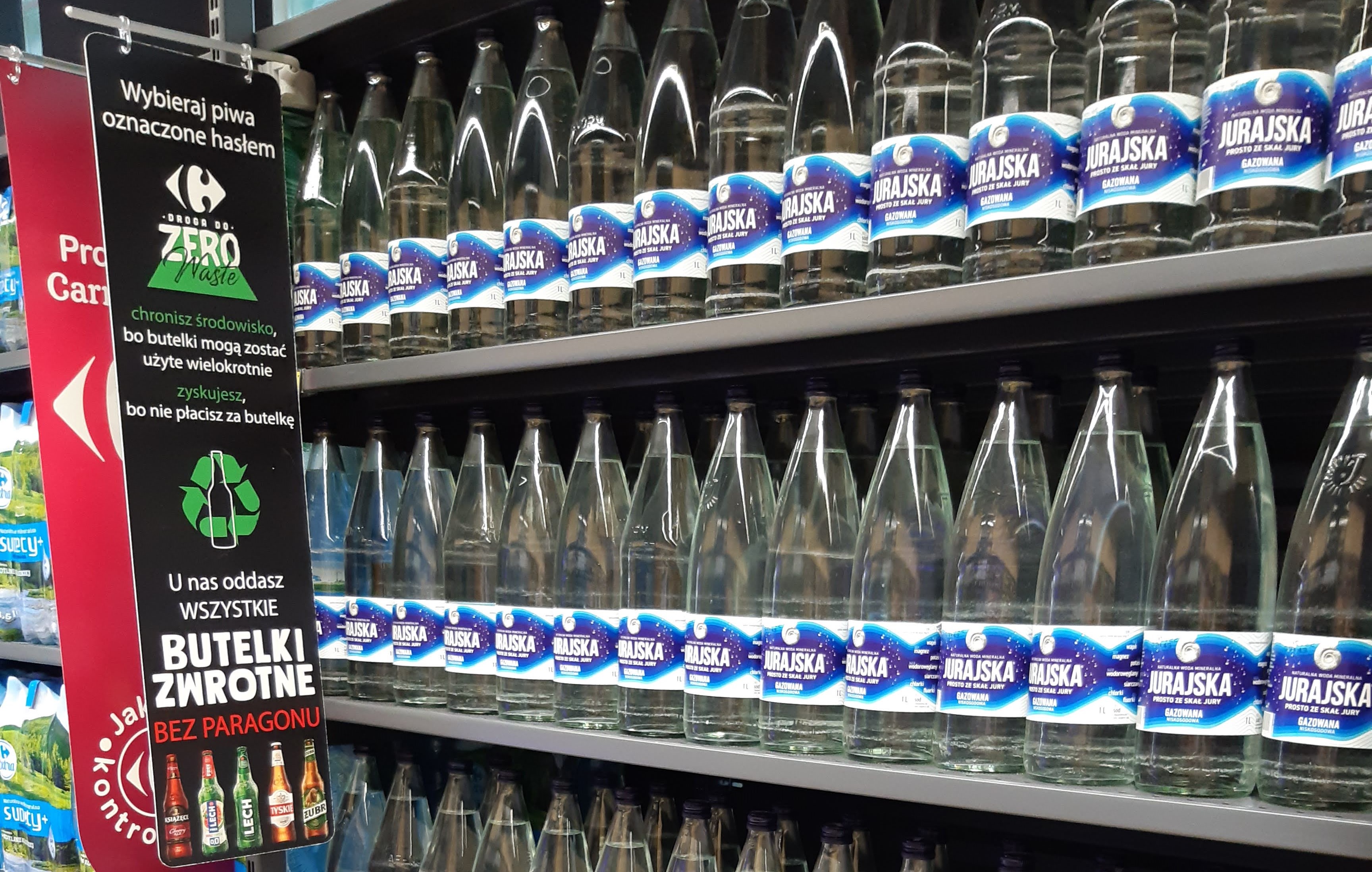 Woda w zwrotnych butelkach już na półkach Carrefour
