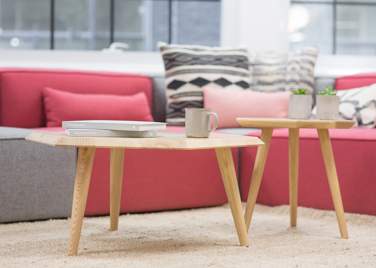 Modna sofa do salonu. Przegląd aktualnych trendów