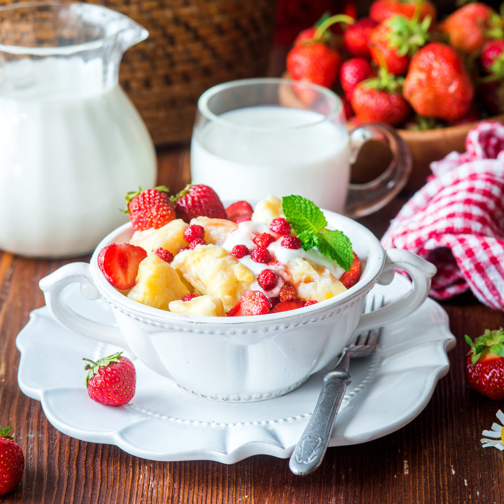 Pierogi z owocami i śmietaną letni obiad