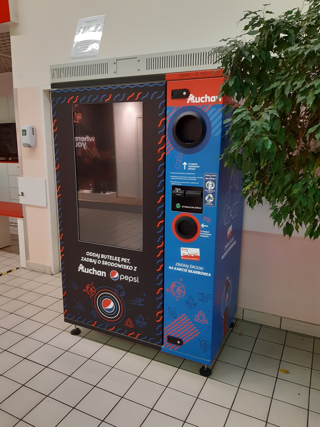 PepsiCo i Auchan stawiają nowoczesny recyklomat w hipermarkecie Auchan w Piasecznie