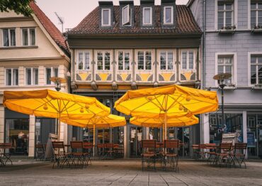 Jaka stawka VAT na gotowe posiłki serwowane w różnych miejscach?