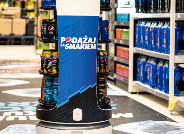 Napoje Pepsi i chipsy Lay’s sprzedawane przez interaktywne eRoboty w sklepach Carrefour