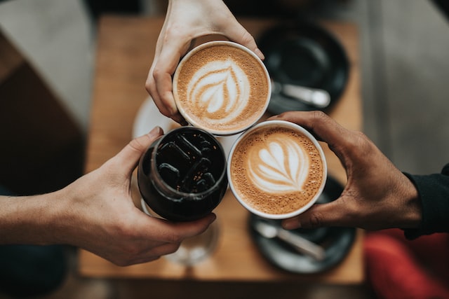 Niech kawa pracuje na korzyść Twojego sklepu – dzięki kącikowi „coffee to go”