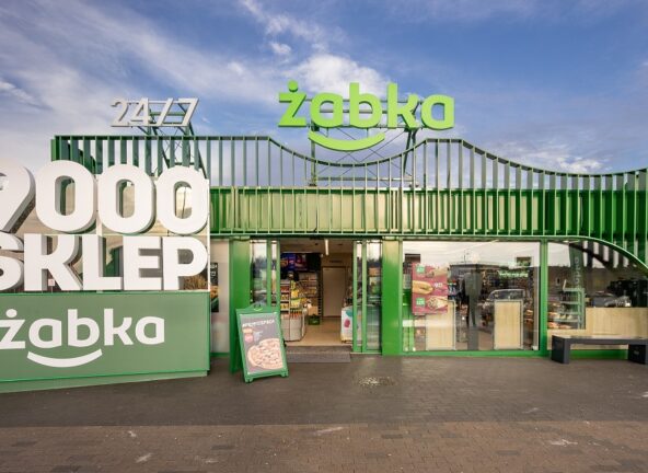 Żabka uruchomiła dwa sklepy na autostradzie A2. To jubileuszowe placówki o numerach 9000 i 9001