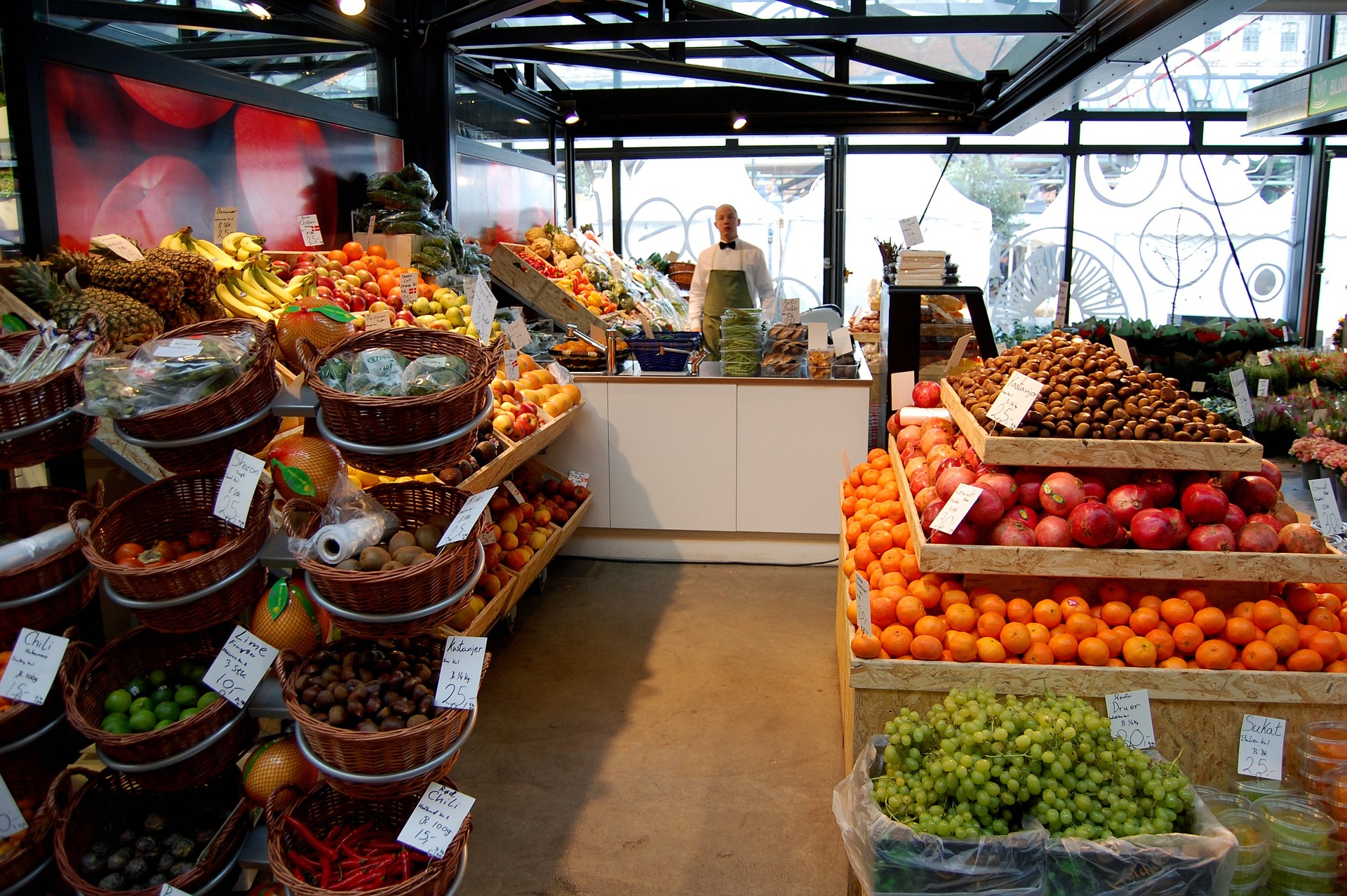 KANTAR: Polacy w gazetkach sklepowych najczęściej szukają warzyw, owoców i mięsa
