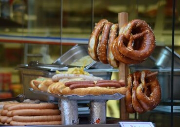 Sprzedaż kiełbas paczkowanych w sklepach małoformatowych i supermarketach