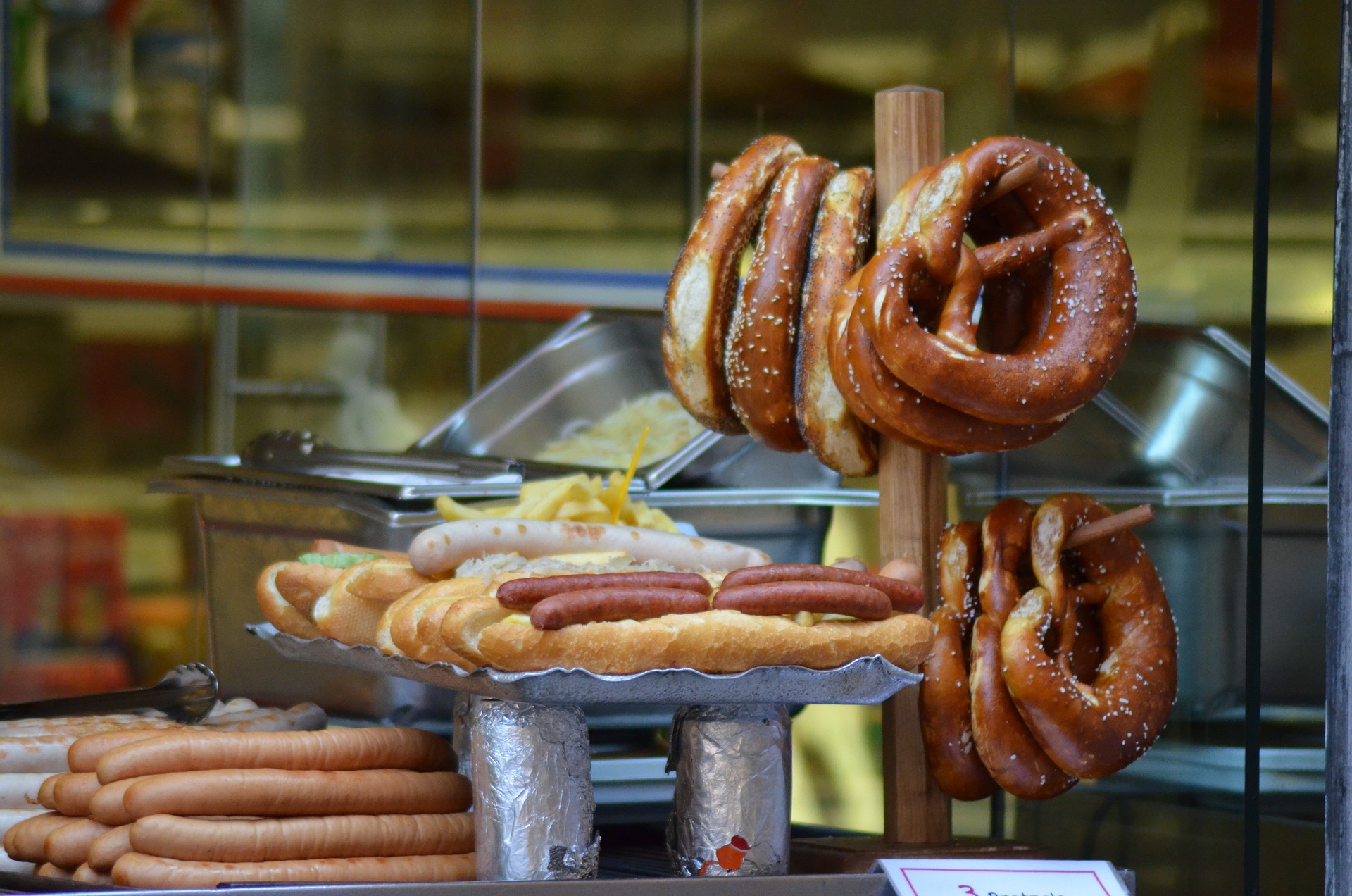 Sprzedaż kiełbas paczkowanych w sklepach małoformatowych i supermarketach