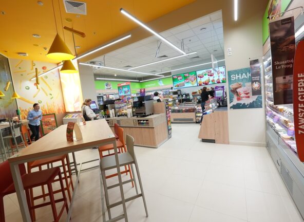 Żabka: Ruszył nowy sklep ze strefą konsumpcyjną i rozbudowaną ofertą gastronomiczną