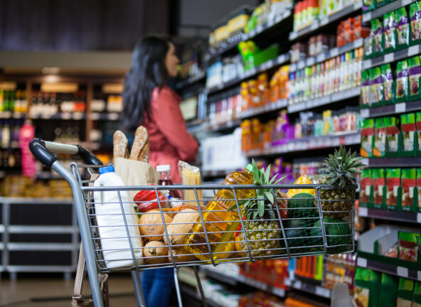 Shopper Trends NIQ: Więcej w koszykach zakupowych Polaków. Słabnie trend zaciskania pasa