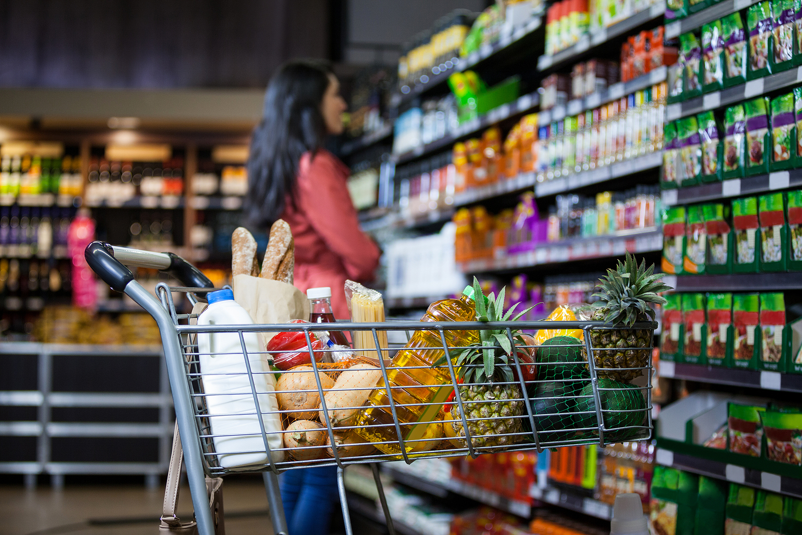 Shopper Trends NIQ: Więcej w koszykach zakupowych Polaków. Słabnie trend zaciskania pasa