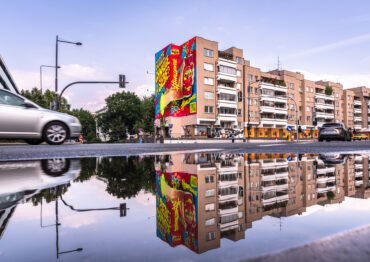 „Chwalcie siebie!” przekonuje Oranżada Hellena i realizuje niezwykły mural w Warszawie