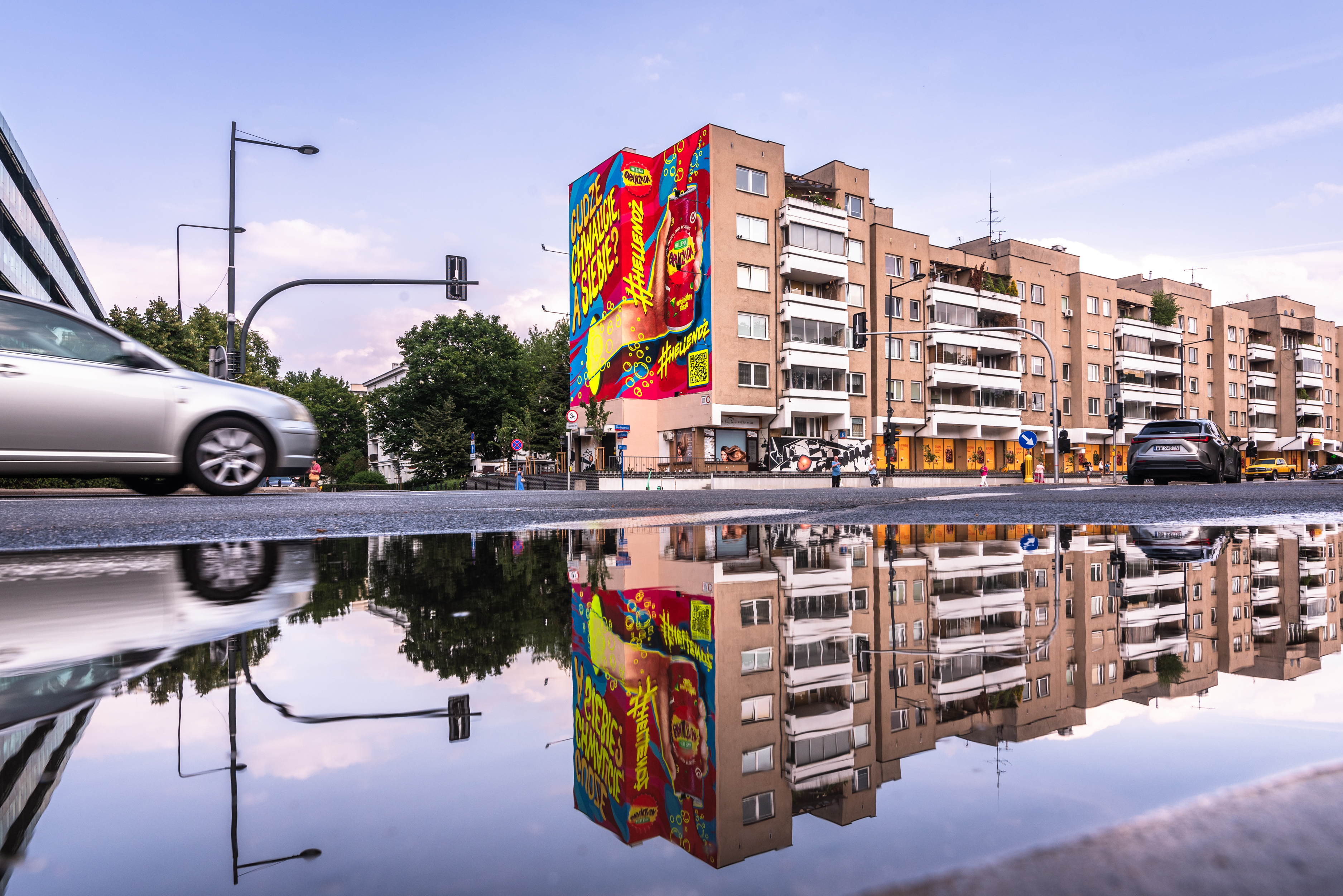 „Chwalcie siebie!” przekonuje Oranżada Hellena i realizuje niezwykły mural w Warszawie