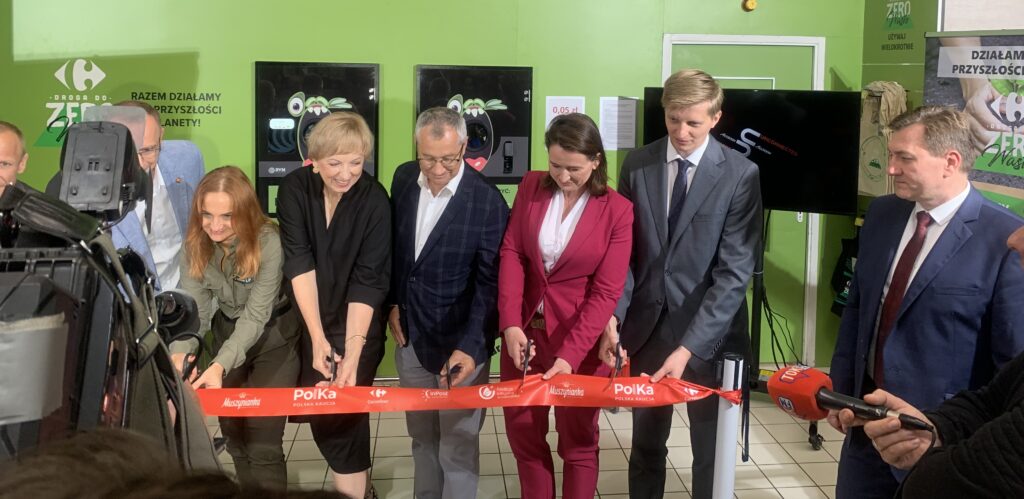 Carrefour uruchomił pilotaż systemu kaucyjnego w Warszawie