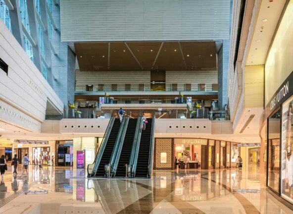 Spadki ruchu i liczby klientów w galeriach i centrach handlowych w III kw. br.