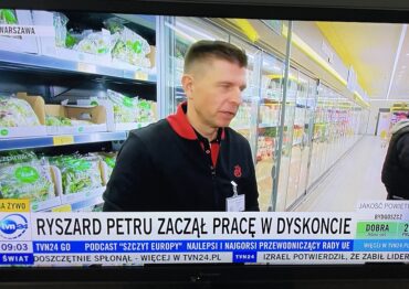 Ryszard Petru w roli pracownika Biedronki