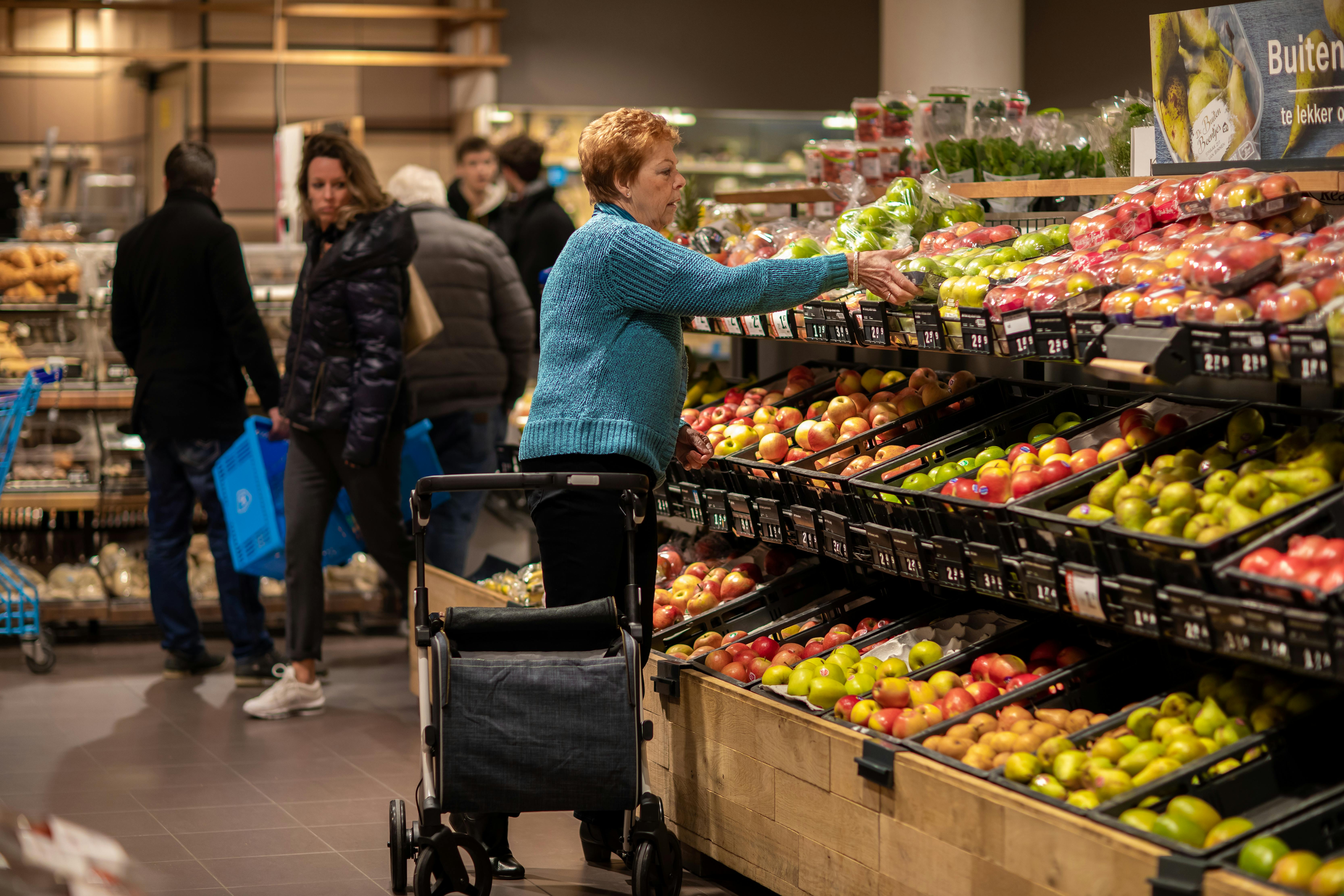 UCE Research: W listopadzie codzienne zakupy w sklepach zdrożały rok do roku o 5,5 %