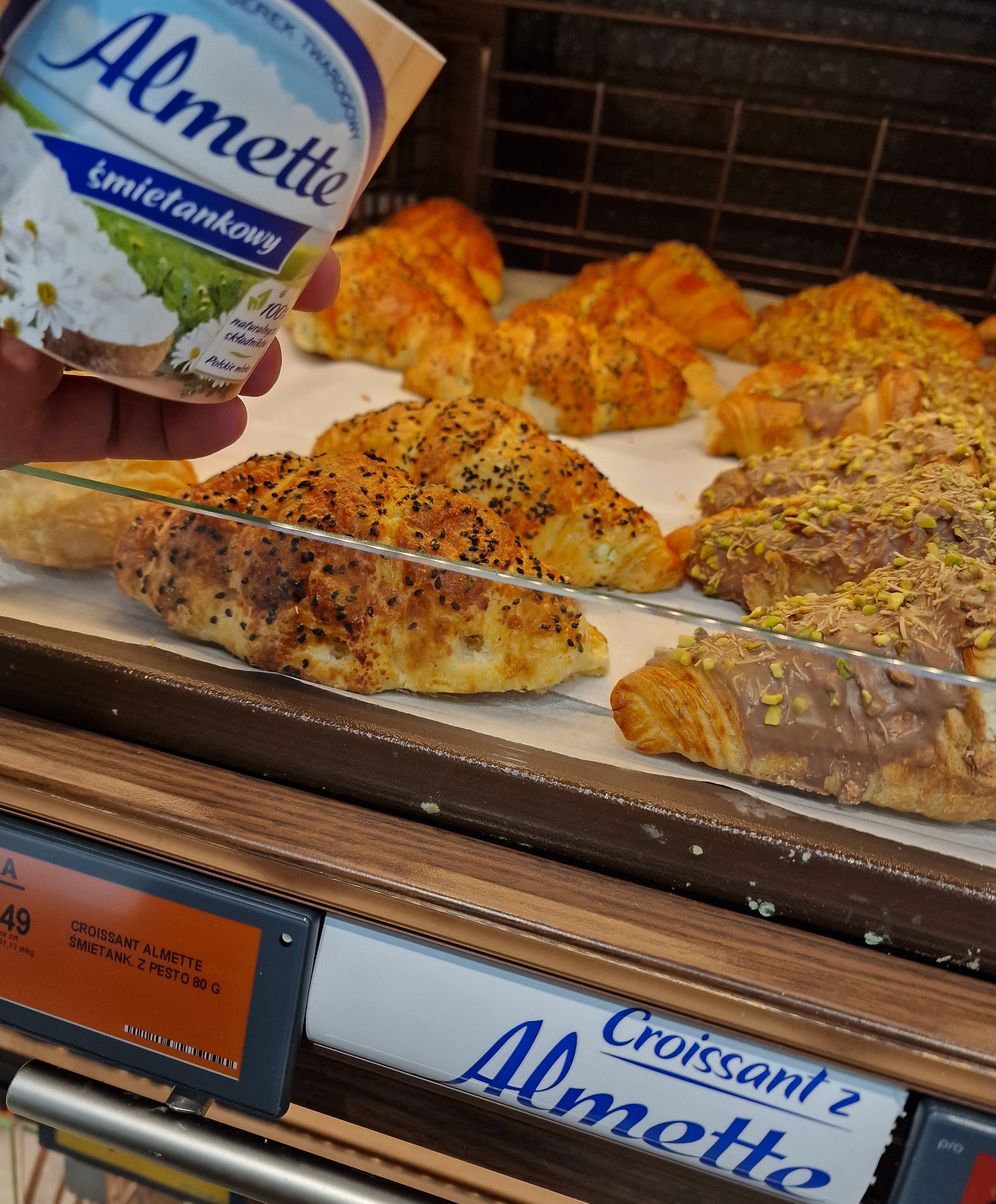 Croissanty z Almette śmietankowym z pesto z bazylii