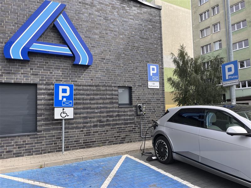 Aldi inwestuje w elektromobilność i rozbudowuje infrastrukturę szybkich ładowarek