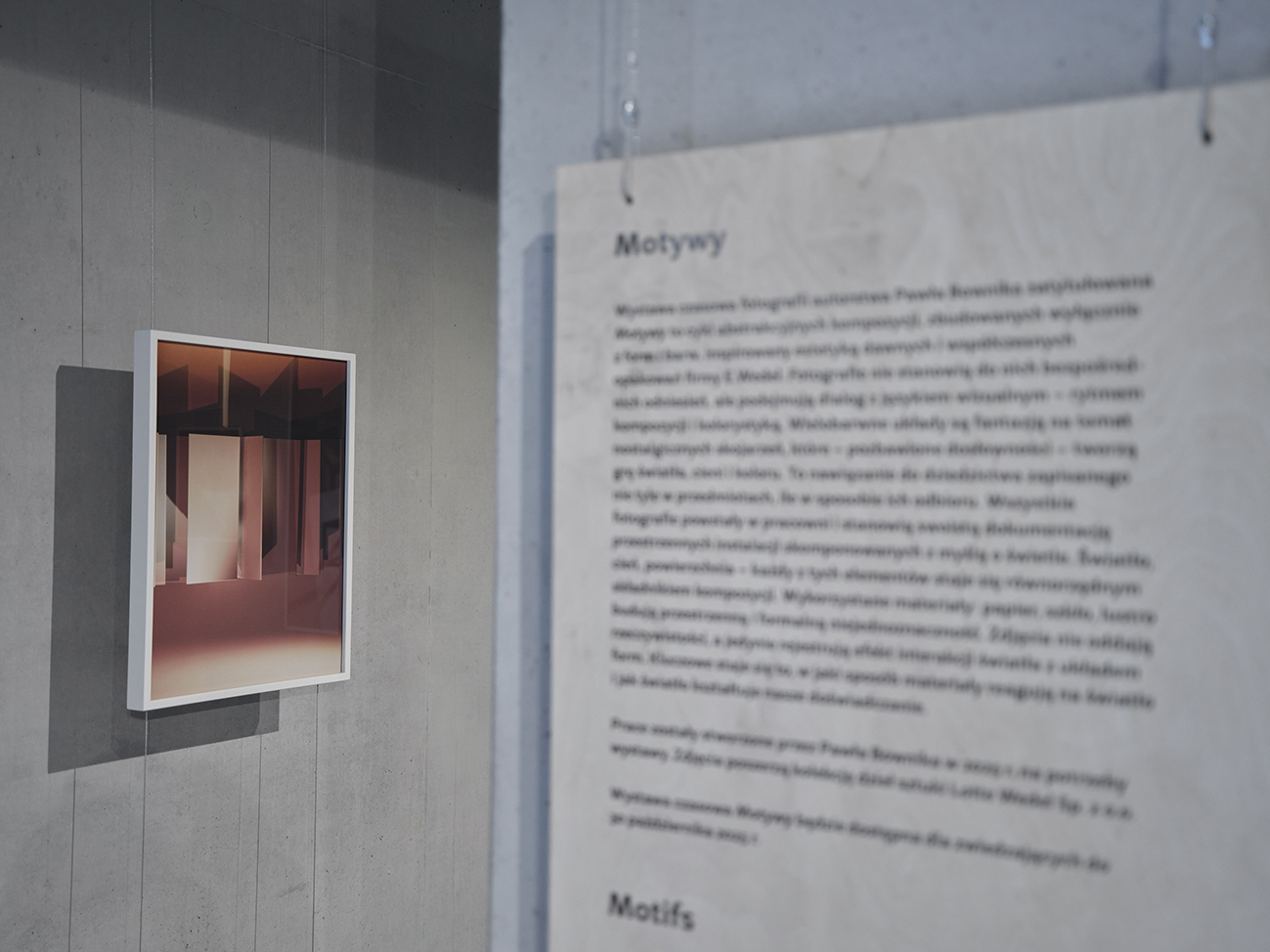 Światło, kolor, czekolada: wystawa Pawła Bownika pt. “Motywy” w muzeum Fabryka Czekolady E.Wedel