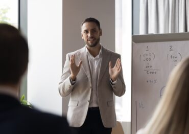 Jak prezentujesz, tak sprzedajesz – dlaczego zespoły sprzedażowe i liderzy powinni rozwijać kompetencje prezentacyjne z profesjonalnym wsparciem?