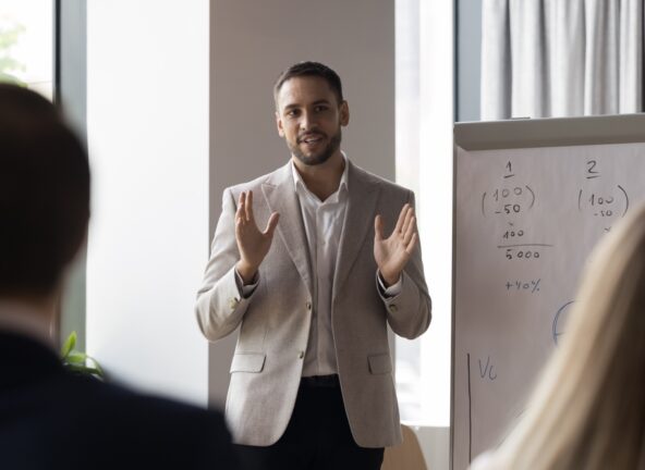 Jak prezentujesz, tak sprzedajesz – dlaczego zespoły sprzedażowe i liderzy powinni rozwijać kompetencje prezentacyjne z profesjonalnym wsparciem?