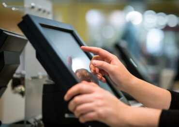 Brytyjskie sklepy walczą z kradzieżami. Lidl wdraża system monitoringu „VAR”
