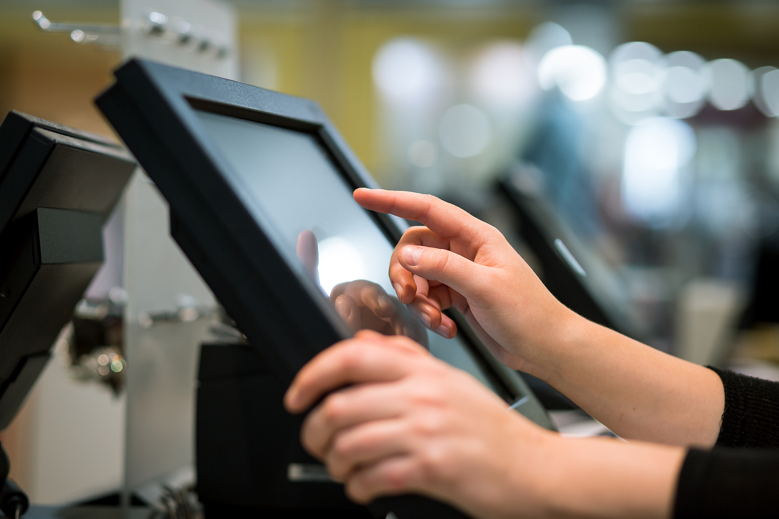 Brytyjskie sklepy walczą z kradzieżami. Lidl wdraża system monitoringu „VAR”