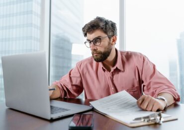 Od juniora do dyrektora sprzedaży – ścieżki kariery handlowca