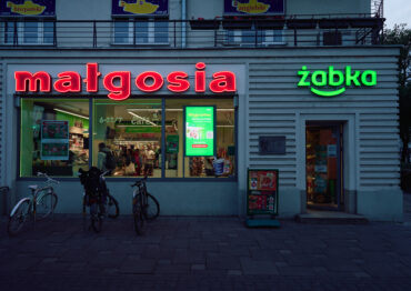 Historyczny neon „Małgosia” znów świeci na Żoliborzu
