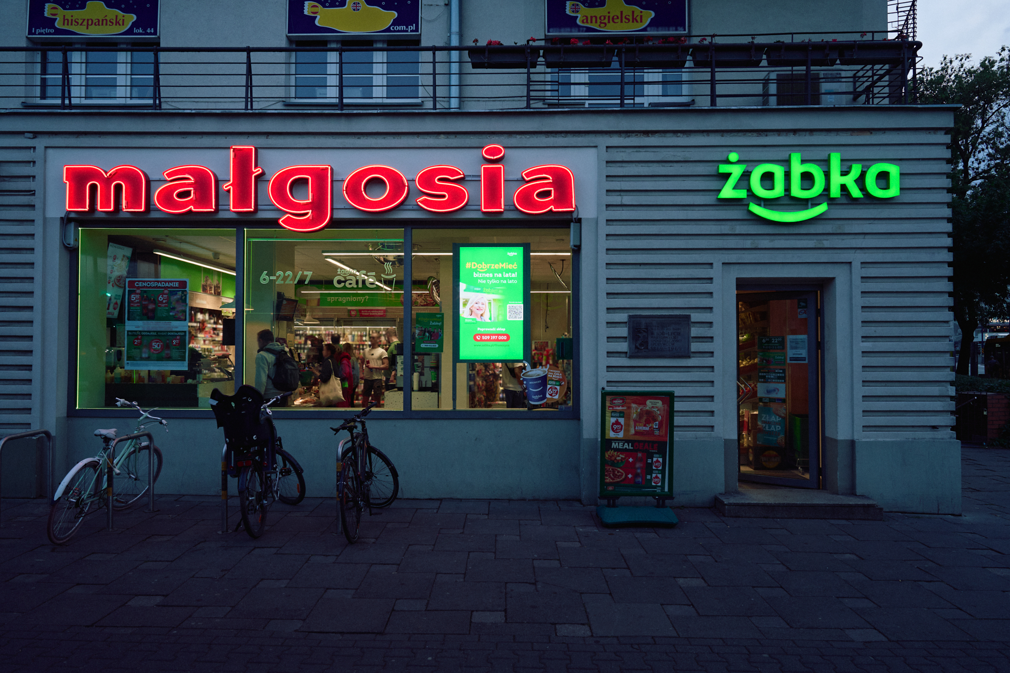 Historyczny neon „Małgosia” znów świeci na Żoliborzu