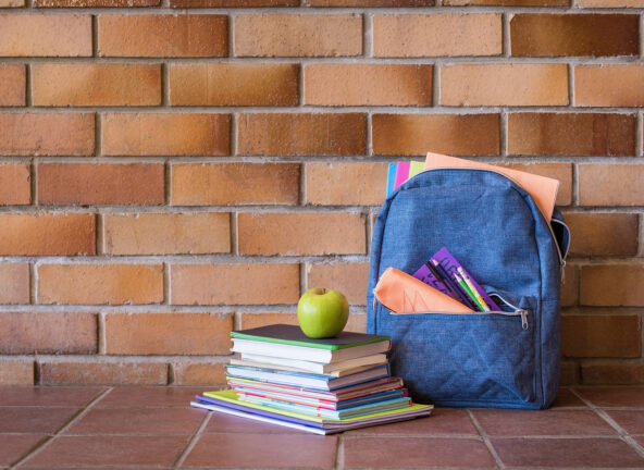 Zakupy art. szkolnych.  W tym roku w sklepach jest o 17,6 % mniej promocji niż rok temu