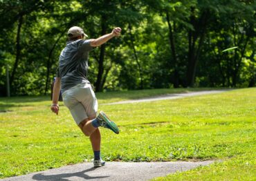 Sportowy weekend z Poradnikiem Handlowca: Frisbee – sport, który podbija parki i plaże