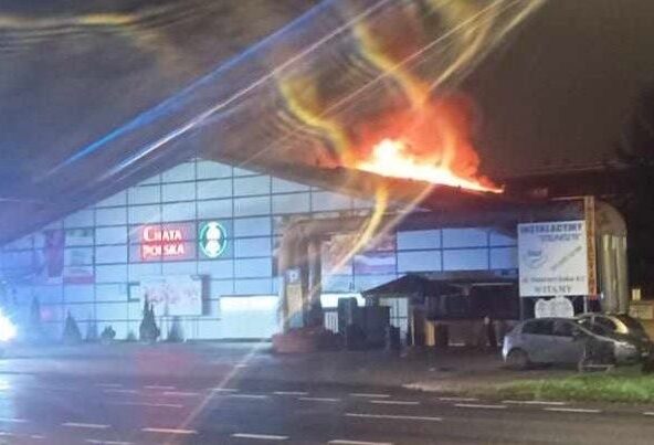 Pożar w sklepie „Chata Polska” przy Galerii Podolany. Ogień gaszono przez kilka godzin