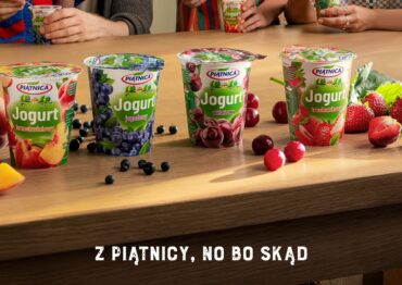 Piątnica z kampanią reklamową jogurtów z owocami. Rodzinny spot TV i jogurty w najlepszym, apetycznym wydaniu