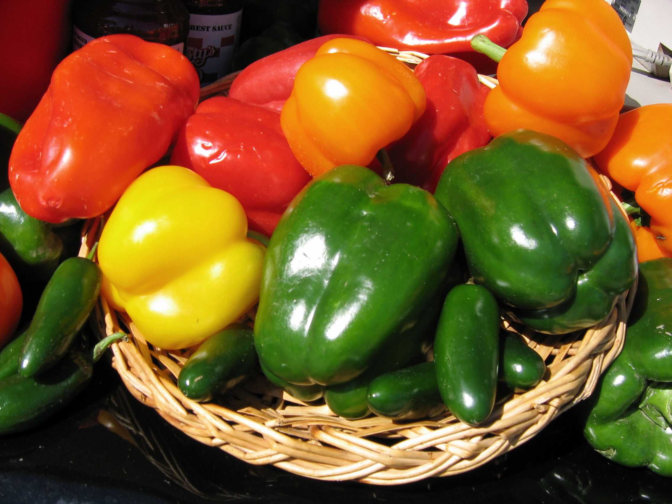 Zbiór droższy niż sprzedaż. Rolnik z Gałkowic oddał 60 ton papryki za darmo