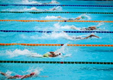 Sportowy weekend z “Poradnikiem Handlowca”: Dlaczego warto pływać? Korzyści dla zdrowia i samopoczucia